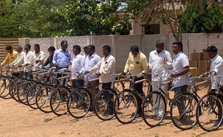 Pastores locais com as bicicletas doadas pela missão ICC. (Foto: Reprodução/International Christian Concern)