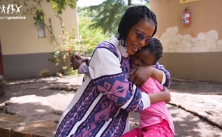 Tia Gao e Lufuno na escola. (Foto: Reprodução/CBN News)
