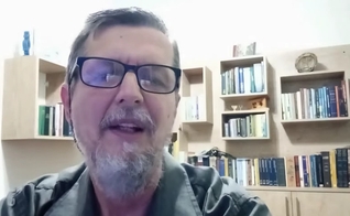 Rabino Mário Moreno testemunha cura de epilepsia. (Captura de tela/YouTube/Ministério Profético Shema Israel)