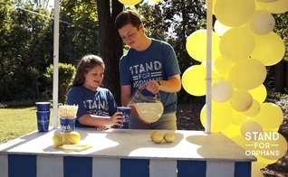 As crianças não precisam esperar crescer para se envolver na missão de Deus.. (Foto: Reprodução/Stand for Orphans)