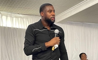 Onyeka Power foi transformado por Jesus. (Foto: Instagram/Pastor Onyeka Power).