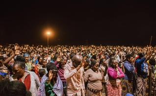 Milhares se entregam a Jesus na África. (Foto: Facebook/ Christ for all Nations USA)