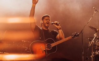 Tarik durante a gravação do DVD ao vivo em SP. (Foto: Amaral Alves)