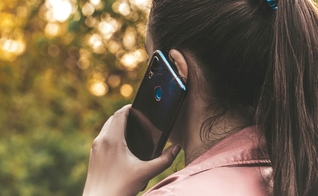 Mulher falando ao telefone. (Foto: Imagem ilustrativa/Flickr/Marco Verch Professional Photographer).