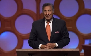 O pastor Michael Youssef ministrando na igreja. (Foto: Reprodução/YouTube/The Church Of The Apostles)