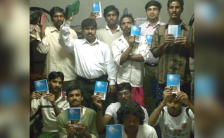 Muitos receberam as Escrituras.  (Foto: Reprodução/Facebook/Bible Society)