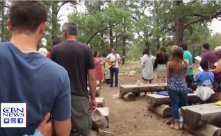 Jovens adorando no parque em Yellowstone. (Foto: Reprodução/CBN News) 