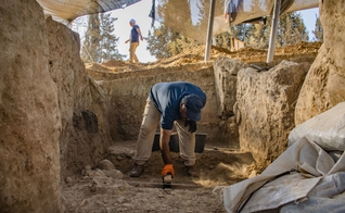 Descoberta do antigo portão em Tel Erani. (Foto: Yoli Schwartz/Autoridade de Antiguidades de Israel)