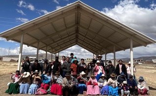 Membros da igreja central de Laraqueri, na cidade de Puno, Peru. (Foto: Reprodução/Maranatha Voluntários Internacional)