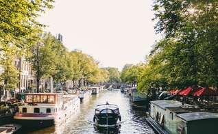 Canal de Amsterdã. (Foto: Imagem ilustrativa/Unsplash/Adrien Olichon).