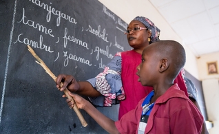 Professora e aluno na África. (Foto: Ilustração/Flickr/Global Partnership for Education - GPE)