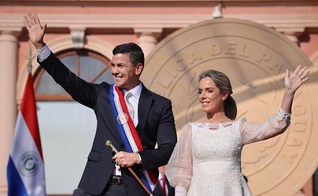 Ao lado da primeira-dama, Santiago Peña cumprimenta o público presente à cerimônia de posse, em Assunção. (Foto: Instagram/Santipenapy)