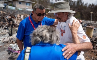 Casal aceita Jesus em Maui. (Foto: Reprodução/Billy Graham Evangelistic Association)