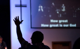 Homem em igreja. (Foto: Imagem ilustrativa/Unsplash/Cam Huxford).
