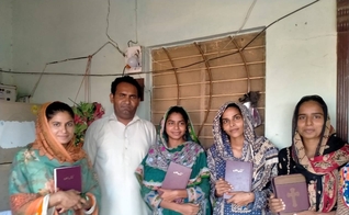 Cristãos recebendo Bíblias da Mission Cry. (Foto: Imagem ilustrativa/Facebook/Mission Cry).