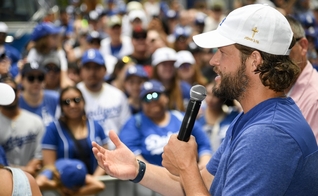 O arremessador do Los Angeles Dodgers, Clayton Kershaw, fala durante o Dia da Fé Cristã e da Família do time. (Foto de Jon SooHoo, Los Angeles Dodgers)
