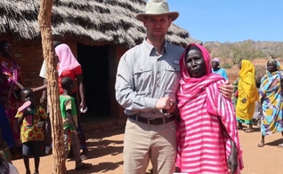 Pastor Ben Cohen com africanos. (Foto: Reprodução/IMB)