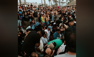 O culto a beira-mar na Califórnia atraiu uma multidão. (Foto: Instagram/Ross Johnston).