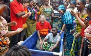 Confiance sendo batizada. (Foto: Reprodução/God Reports)