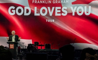 Franklin Graham ministrando na cruzada em Londres. (Foto: Reprodução/BGAE)