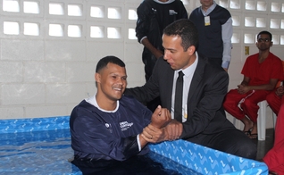 Quatro presos foram batizados na prisão em BH. (Foto: GPA).