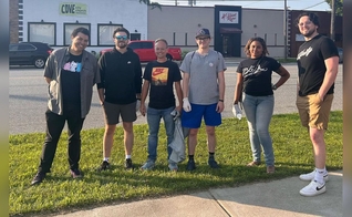 O pastor Josh e cristãos em frente à igreja. (Foto: Instagram/Cove City Church)