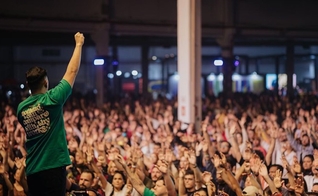 Jovens brasileiros em evento cristão. (Foto: Instagram/Dunamis Movement)