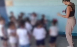Diretora de creche dança funk com conotação sexual junto a crianças. (Captura de tela/YouTube/UOL)
