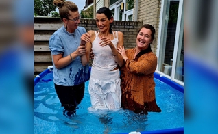Batismo de Rosita. (Foto: Facebook/Meerwijck House of Hope)