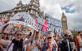 Uma multidão protestou contra o aborto em Londres. (Foto: Facebook/March For Life UK).