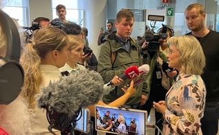 Päivi Räsänen conversa com a imprensa após o primeiro dia de seu julgamento. (Foto: ADF Internacional)