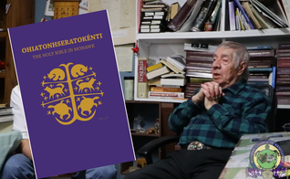 Harvey Satewas Gabriel e Bíblia na língua moicana. (Captura de tela/YouTube/Serge Otsi Simon/Facebook/UCCan Indigenous Ministries)