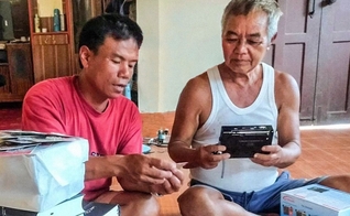 Pastor evangeliza à população através de áudios em MP3. (Foto: Reprodução/Christian Aid)