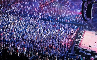 Centenas de jovens se reuniram no evento. (Foto: Instagram/The Send)