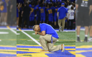 Joe Kennedy ora após último jogo como treinador do Bremerton. (Captura de tela/USA Today)