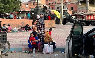 População do Marrocos após o terremoto. (Foto: Instagram/Send Relief)