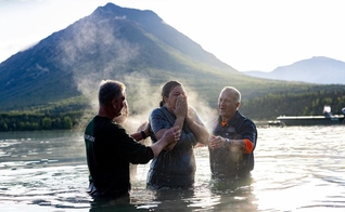 Casais se batizaram no Lago Clark. (Foto: Instagram/Franklin Graham).