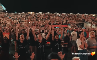 Milhares se entregam a Jesus e se batizam em estádio. (Captura de tela/YouTube/Mike Signorelli)