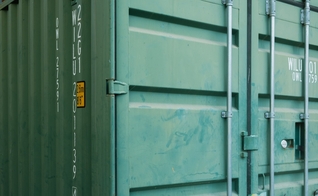 Os cristãos são presos dentro de contêineres. (Foto: Ilustrativa/Unsplash/Parsoa Khorsand)