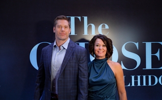 Amanda Jenkins e o esposo Dallas Jenkins. (Foto: Divulgação/360 WayUp).