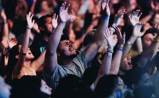 O culto jovem em LA. (Foto: Facebook/Gen Z For Jesus)