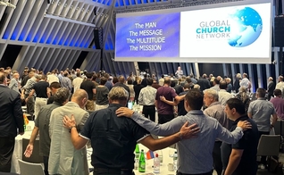 O evento FINISH Europe Summit. (Foto: Instagram/John Sorensen)