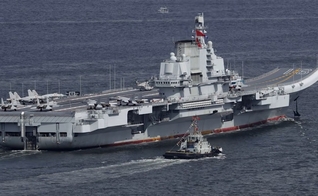 Imagens do porta-aviões Shandong, em 2020. (Captura de tela: YouTube/Hoje no Mundo Militar)