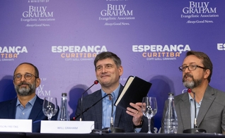 Will Graham (ao centro) em coletiva de imprensa. (Foto: Divulgação/BGEA).