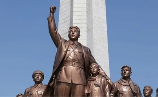 Os membros da família Kim são retratados como deuses à população. (Foto: Portas Abertas)