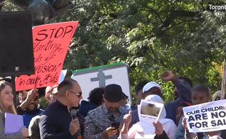 Manifestações contra a ideologia de gênero nas escolas canadenses. (Captura de tela/The Canadian Press News)