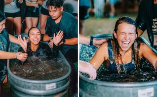 Muitos foram batizados no campus da Texas A&M University. (Foto: Instagram/New Life Young Adults)