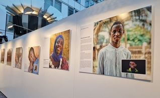 A exposição mostra dezenas de fotos de vítimas da perseguição cristã. (Foto: X/Jaruissen)