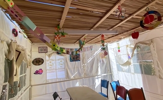 Sukkah por dentro. (Captura de tela/YouTube Israel com Aline).