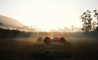 Acampamento de verão. (Foto: Ilustrativa/Unsplash/Kilarov Zaneit)